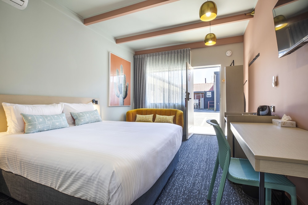 STUDIO, QUEEN BED