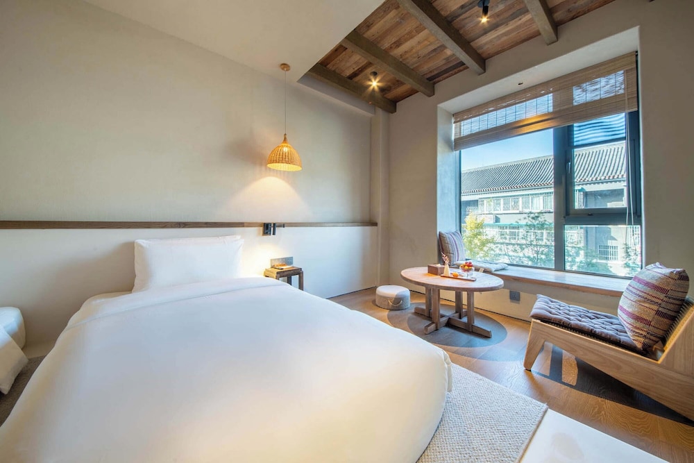 Senior, Twin Beds, Courtyard View