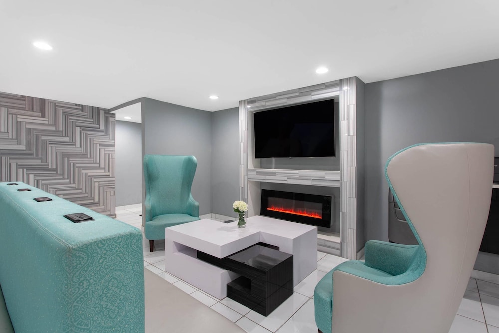 Clarion Pointe Charlotte 48/57