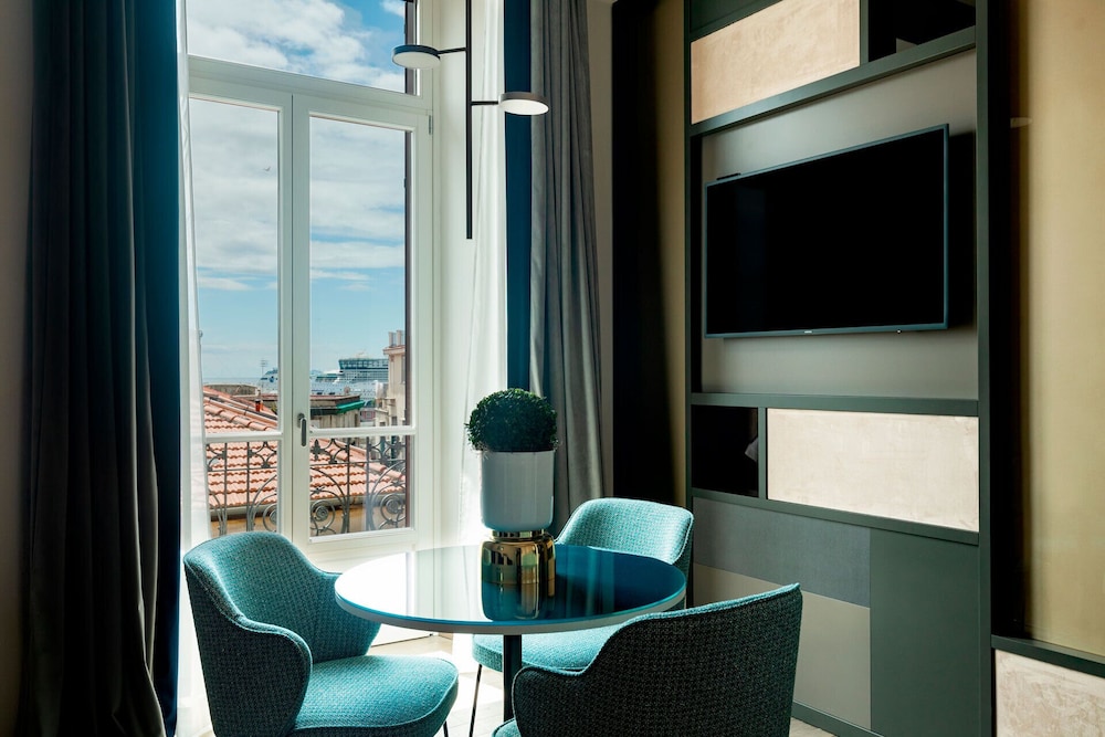 Amadomus Luxury Suites 36/46