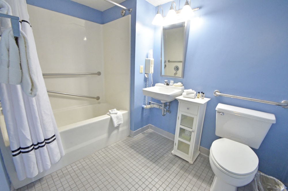 Cayman Suites Hotel 11/80