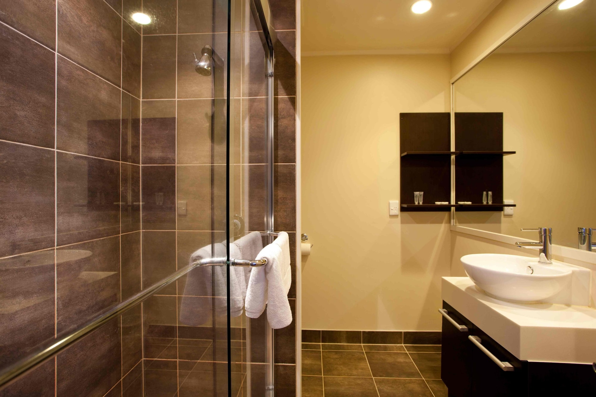 غرفة بريميوم بسرير كوين وسرير فردي، Auckland Airport Kiwi Hotel 9/9