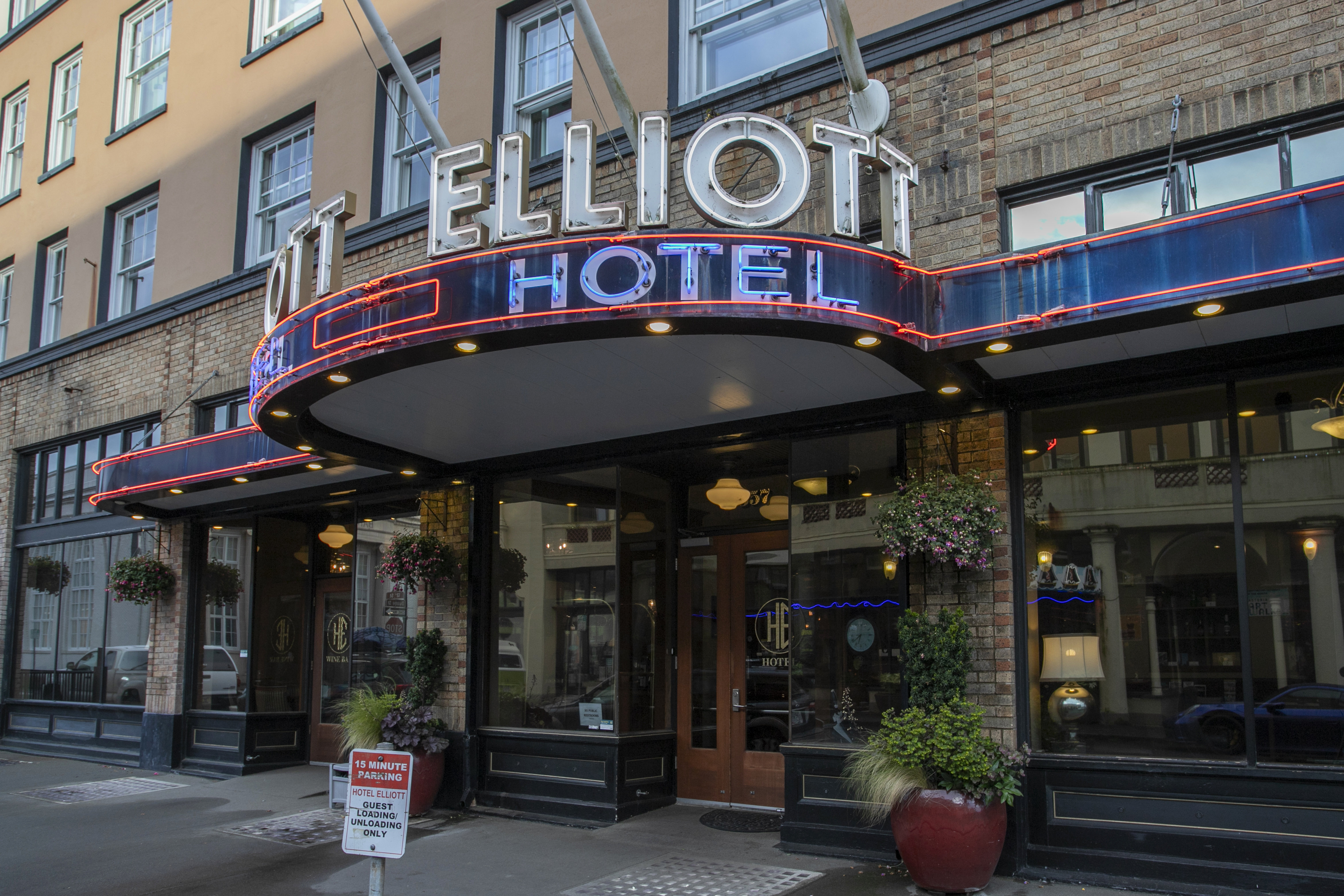 Hotel Elliott 10/77