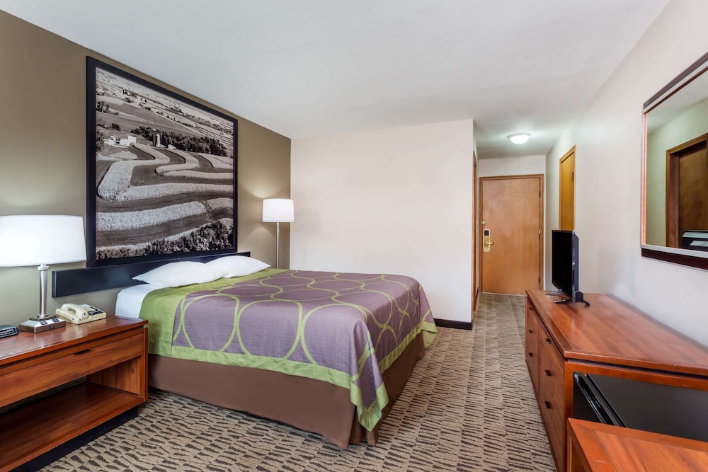 Room, Queen Bed, Baymont Inn and Suites by Wyndham Platteville 2/10