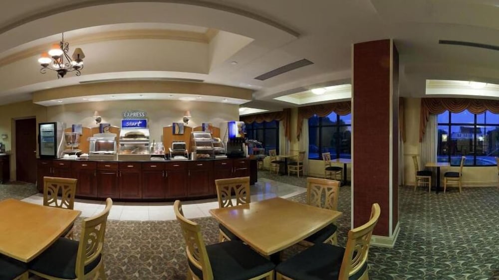Holiday Inn Express & Suites North East 46/53