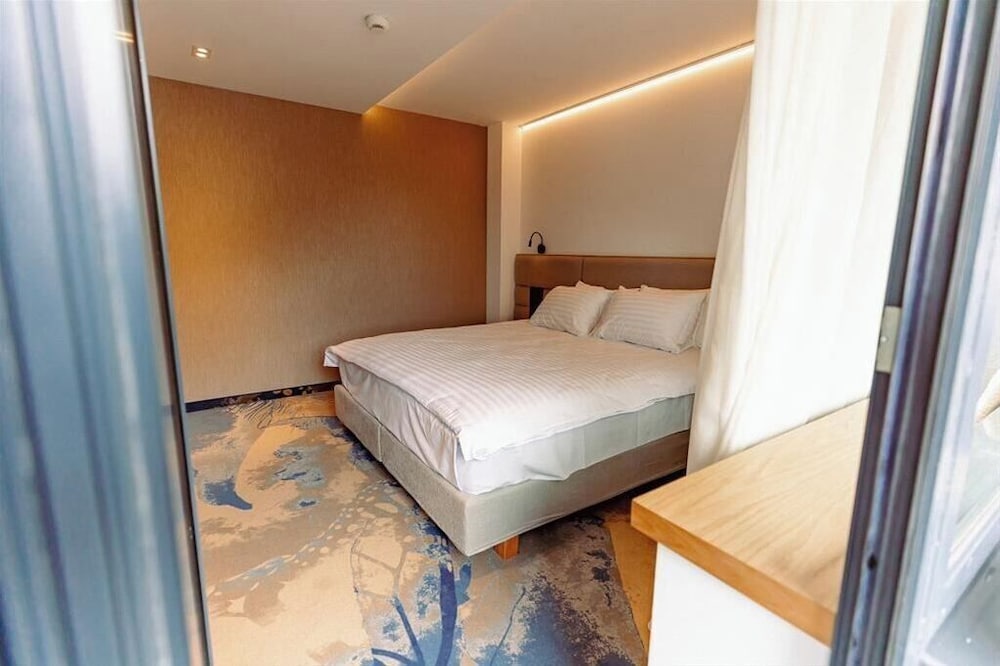 New Montana Hotel 20/50