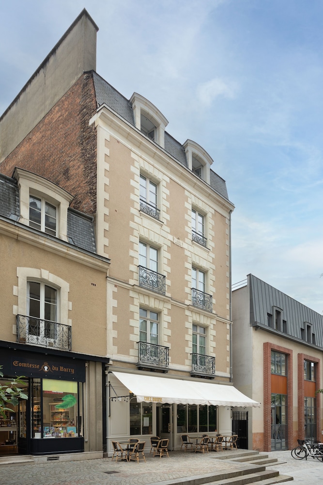 La Maison De Nemours 3/44