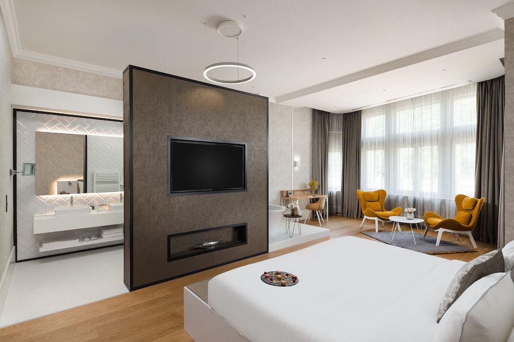 GOVERNOR, SUITE, RIVER VIEW