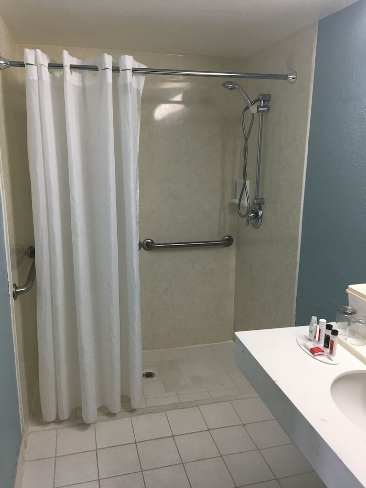Days Inn by Wyndham Stuart 33/70