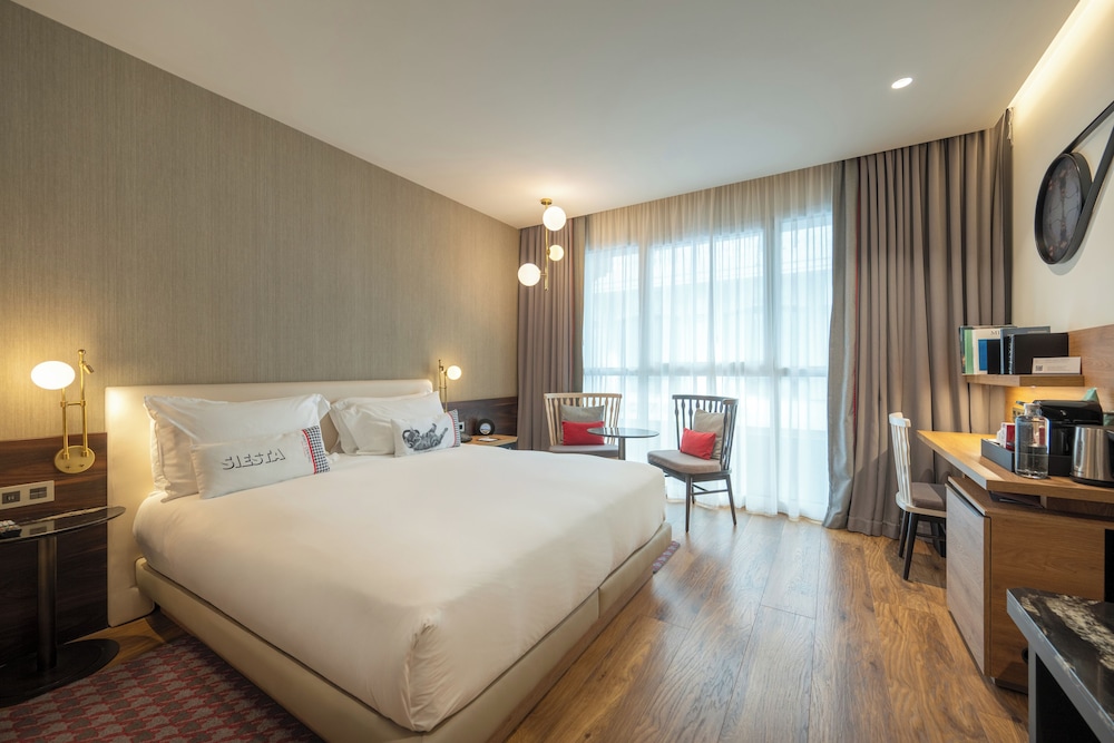 ROOM, KING BED