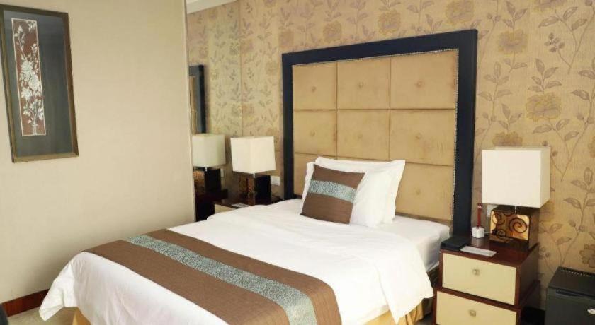 Xinhua Jianguo Hotel 18/48
