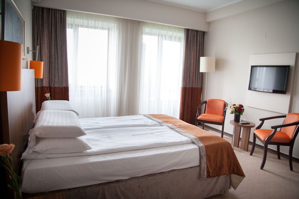 Ambasador Hotel 15/76
