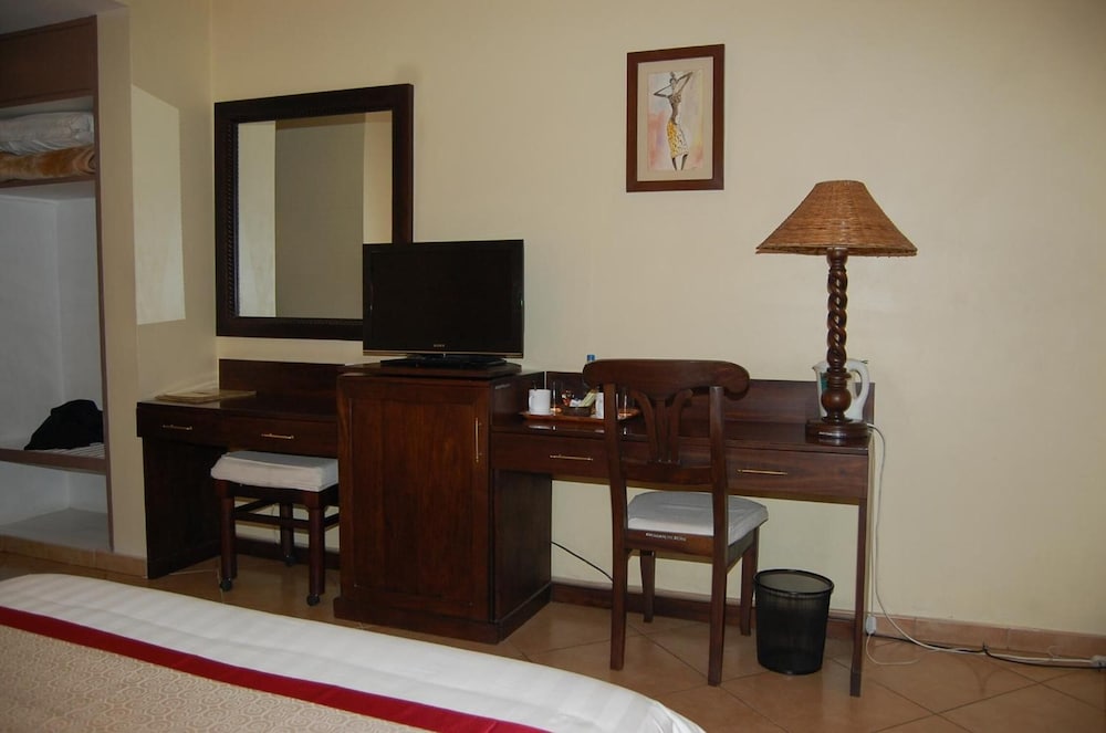 New Safari Hotel 31/35
