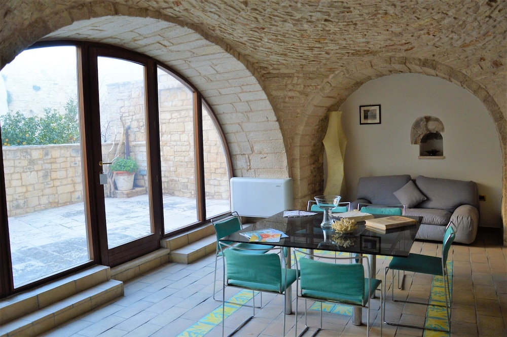 S. Martin Hotel 25/50