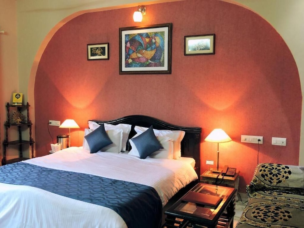 HOTEL MEENAKSHI 10/48