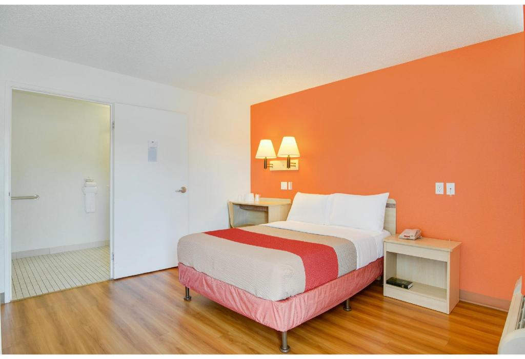 Room, Queen Bed, Smoking, Motel6 Tacoma, WA - Fife 5/10