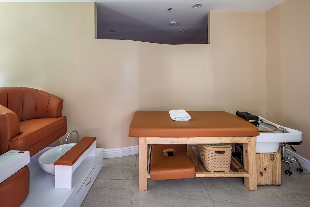 SAZI Resin Hotel - Free Nails/HairWash 32/50