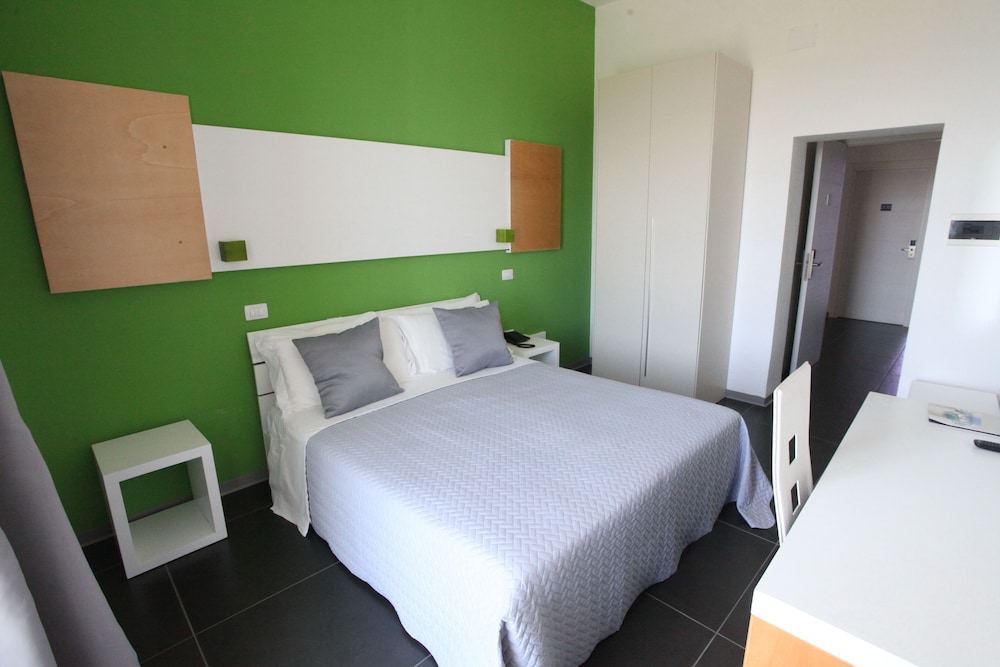 Oasis Park Hotel 17/43