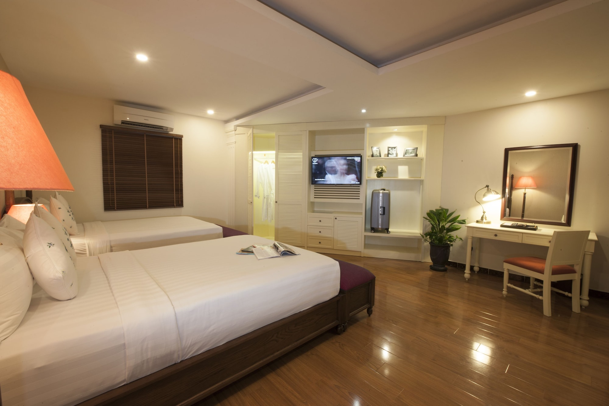 FAMILY SUITE, 2 DOUBLE BEDS