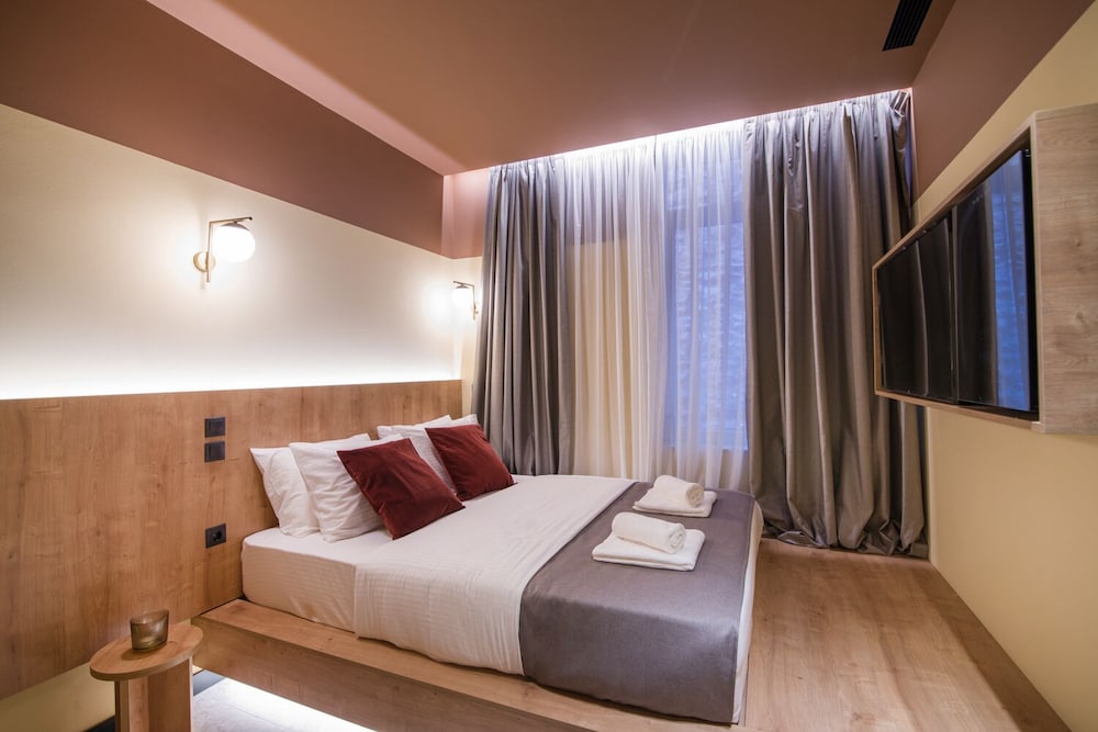 SKYLIGHT, ECONOMY, QUEEN BED
