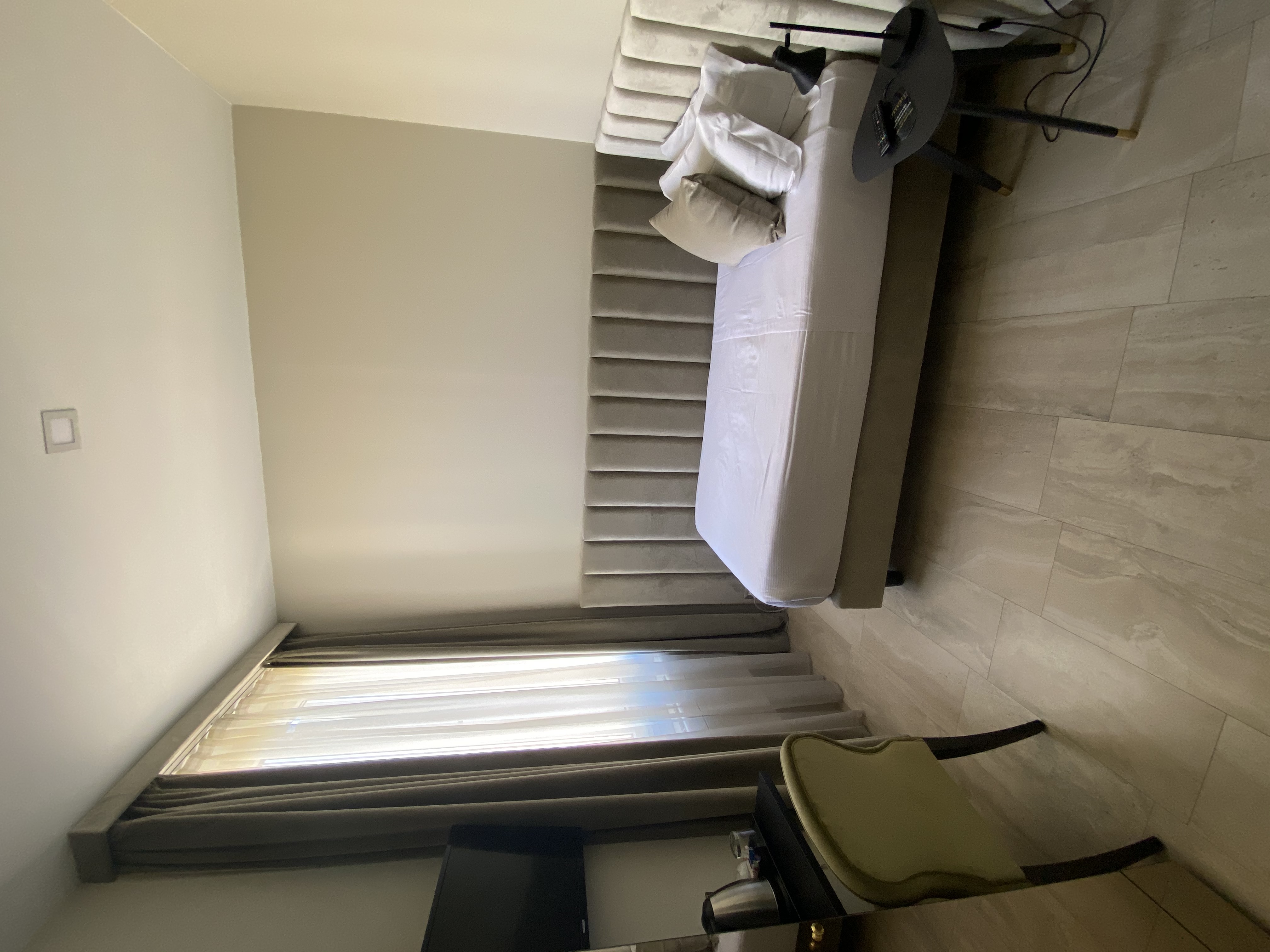 ROOM, SINGLE