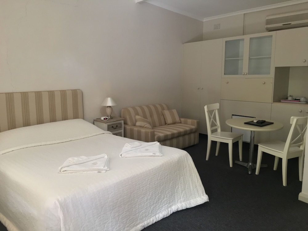 Town & Country Motel 22/42