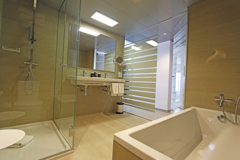 BG Tonga Tower Design Hotel and Suites 63/64
