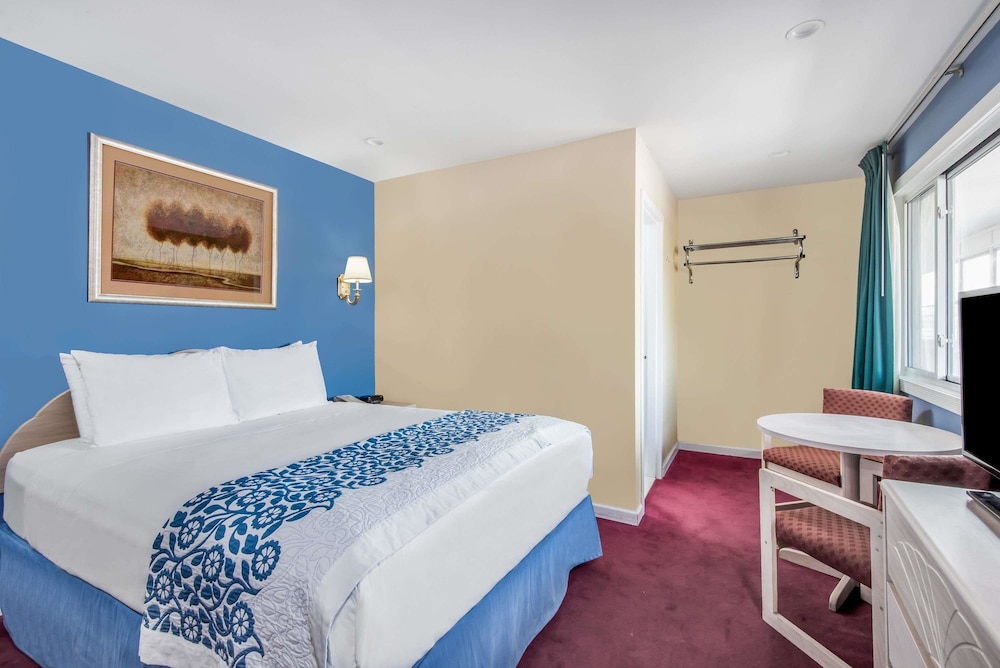 Days Inn by Wyndham Hicksville Long Island 6/20