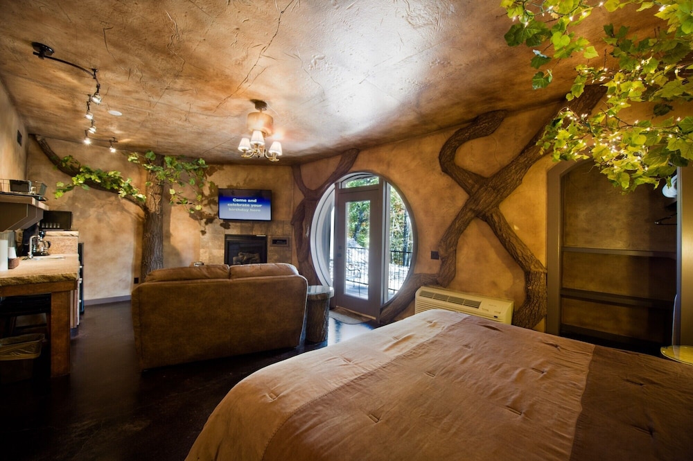 Eureka Springs Treehouses, Hobbit Caves &amp; Castles 20/52