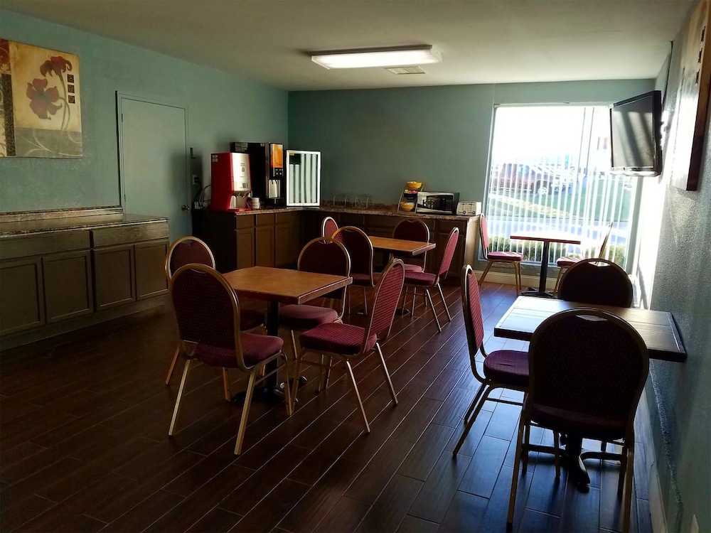 Blue Way Inn Suites Wichita East 25/37