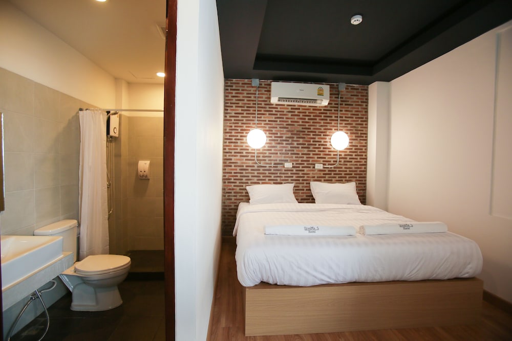 Give Me 5 Hostel 12/32
