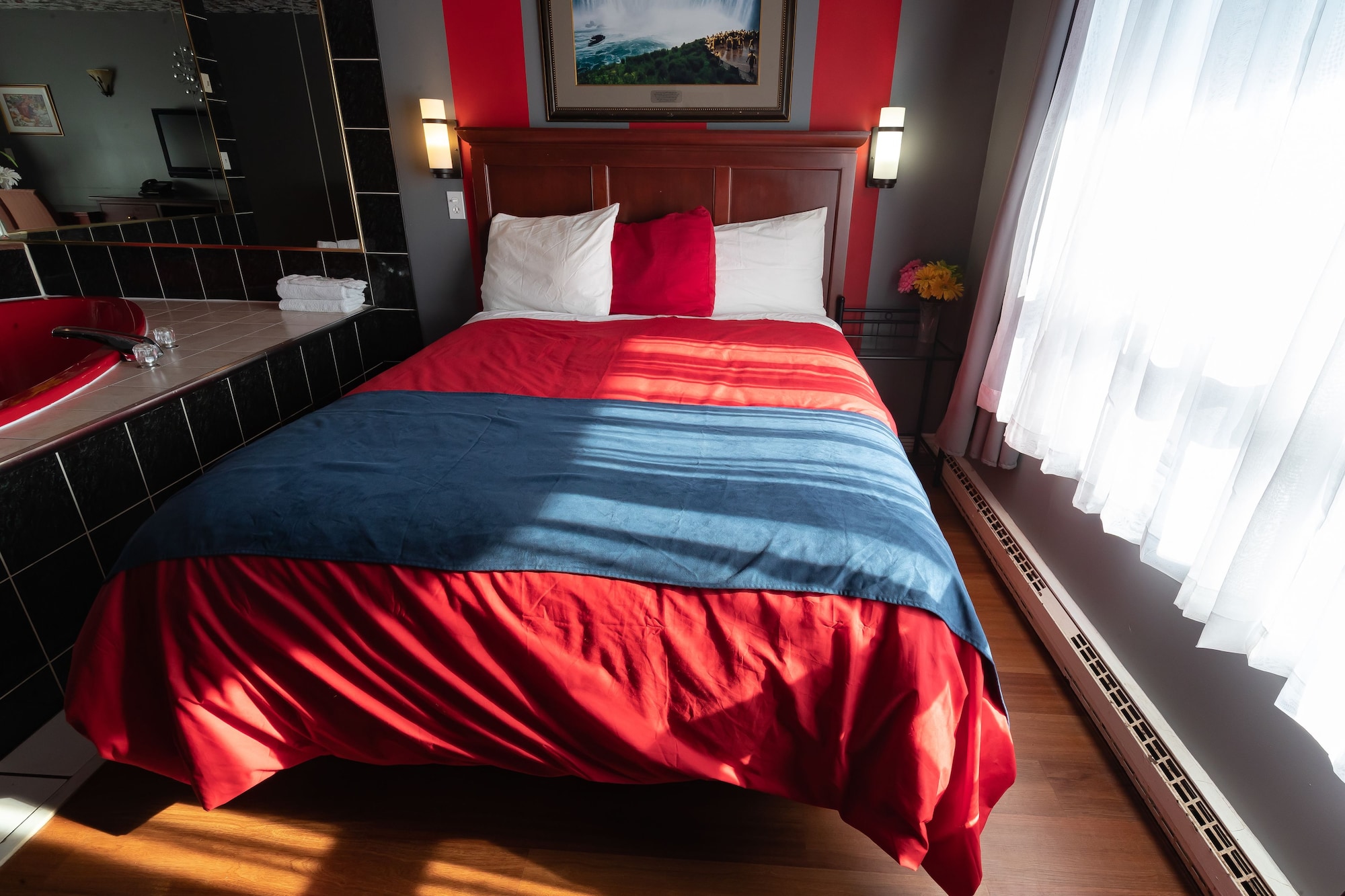 SUITE, QUEEN BED, COURTYARD VIEW, JETTED TUB