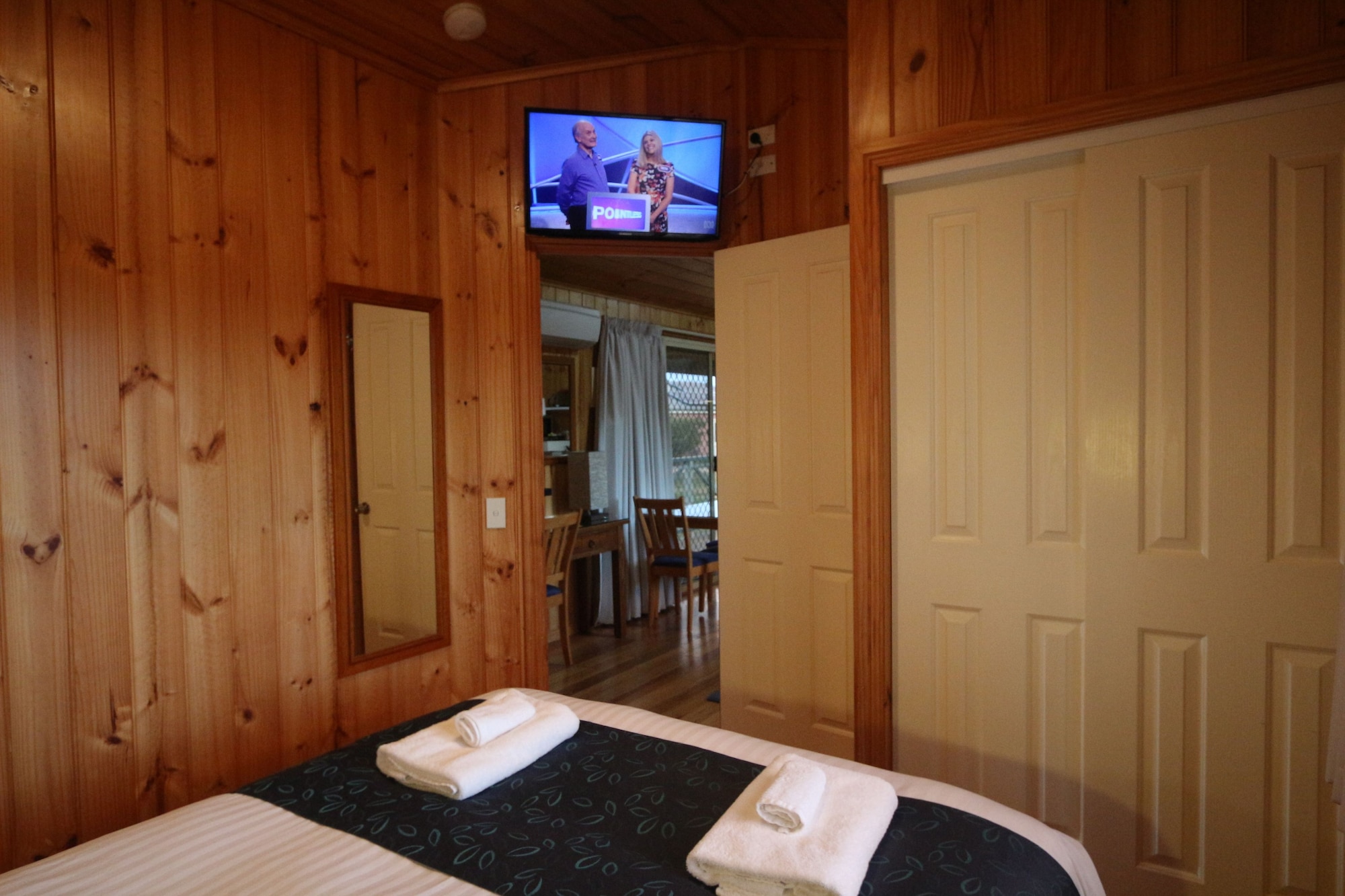 1 Bedroom, Cabin, Deluxe, Balcony, Garden Area، Swansea Cottages & Motel Suites 3/6