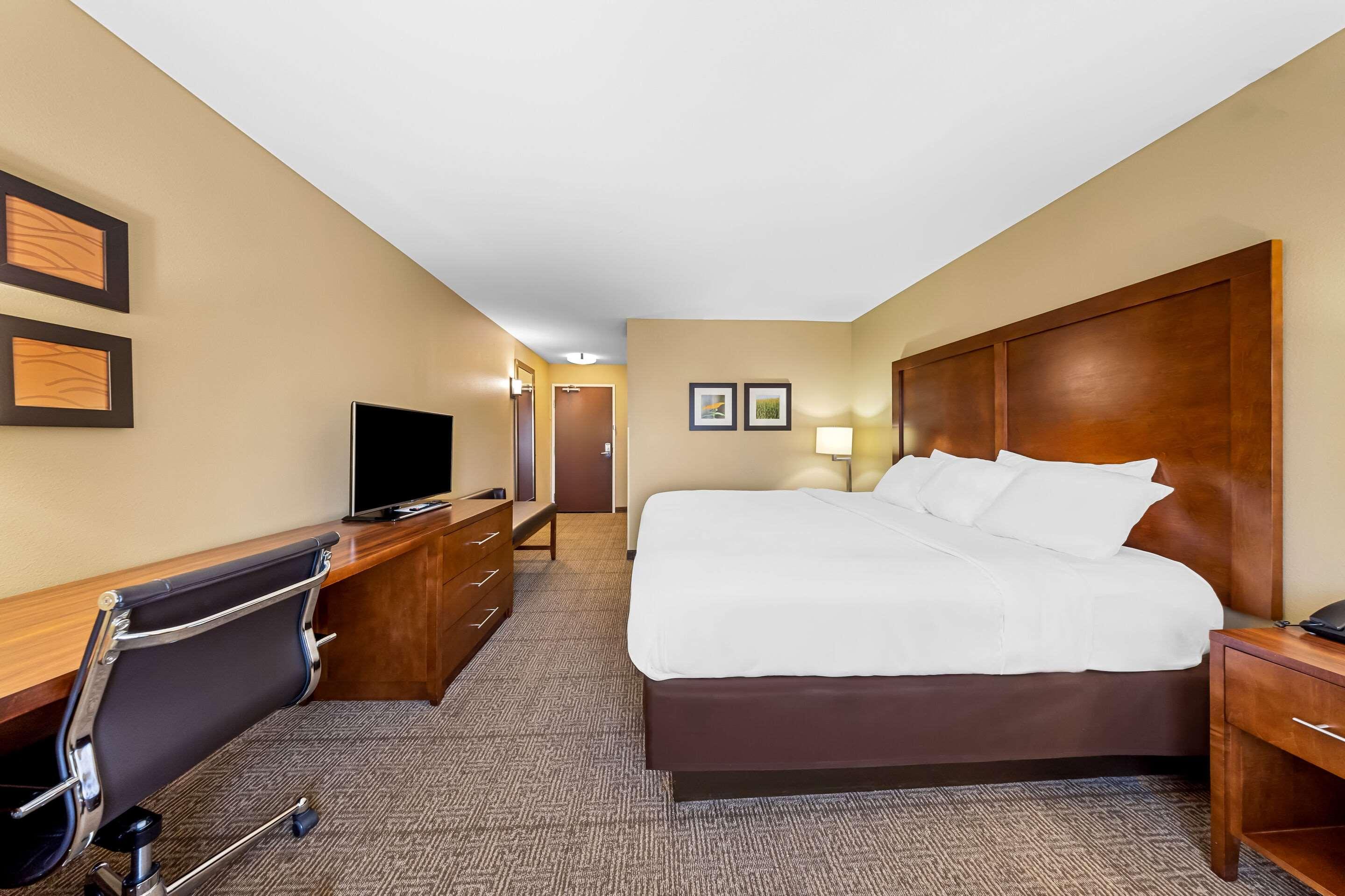 ROOM, KING BED