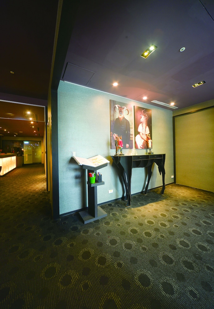 Sparkle Hotel 5/48