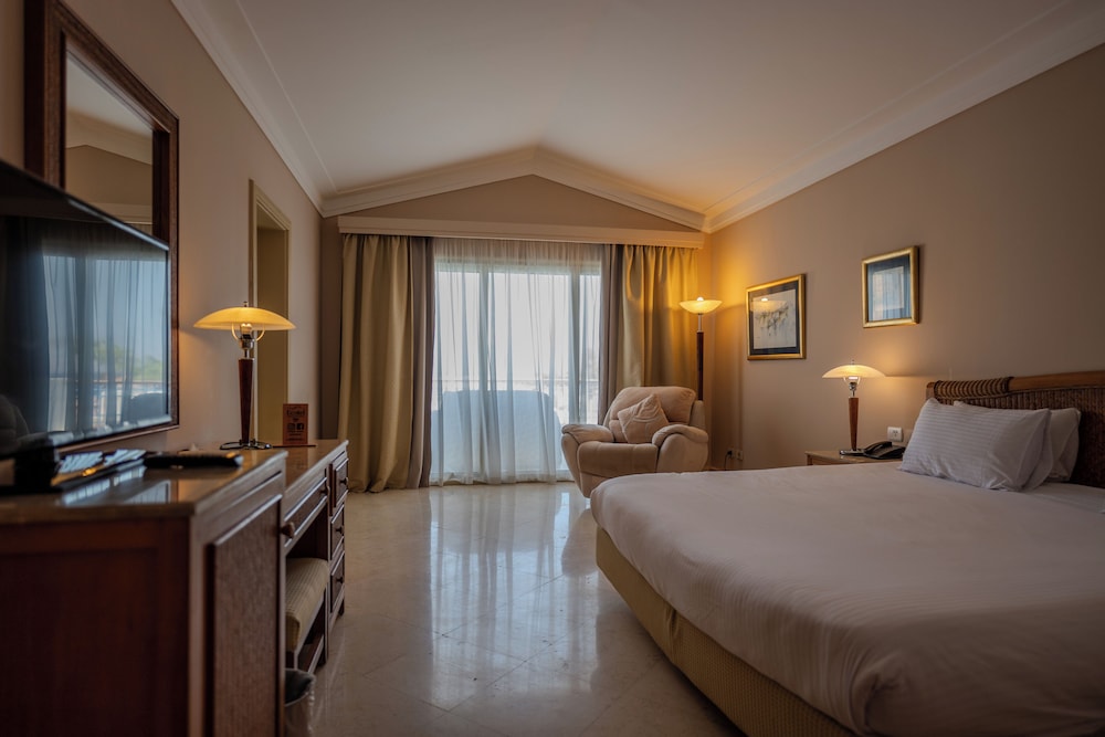 Junior Suite, Queen and Twin Beds, Pool and Sea View