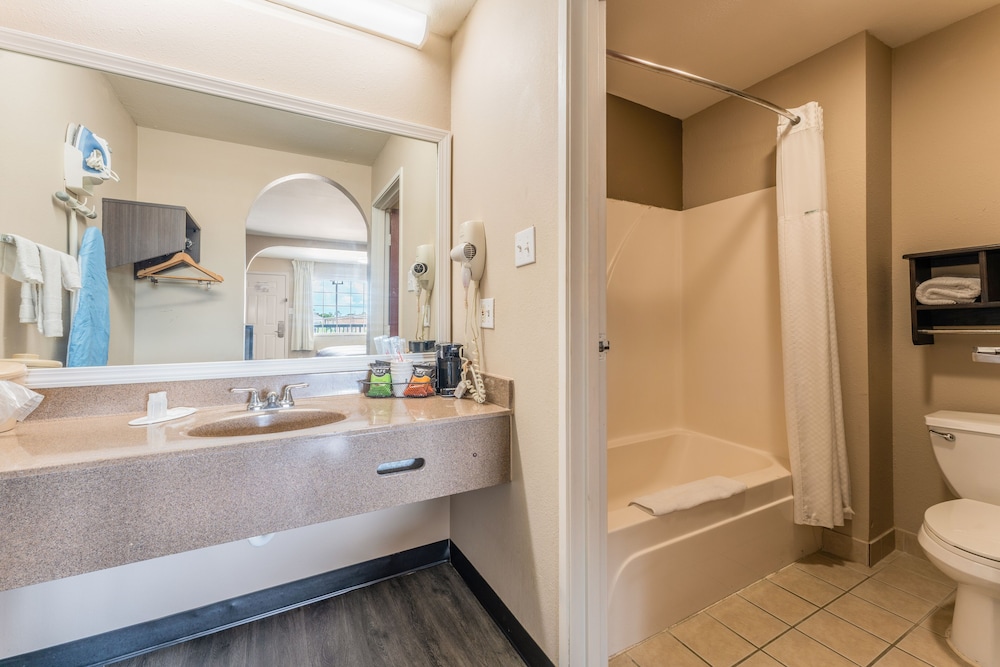 Business, Suite, King Bed, Super 8 By Wyndham Lake Charles Northeast 2/3
