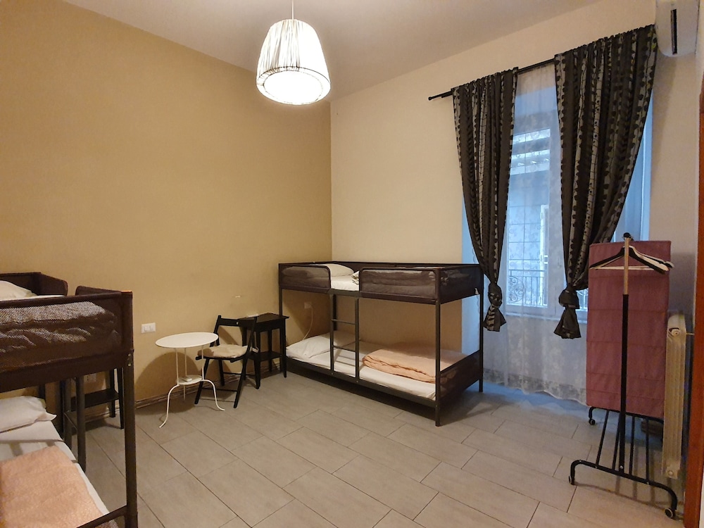 Mancini Hostel Naples 44/70