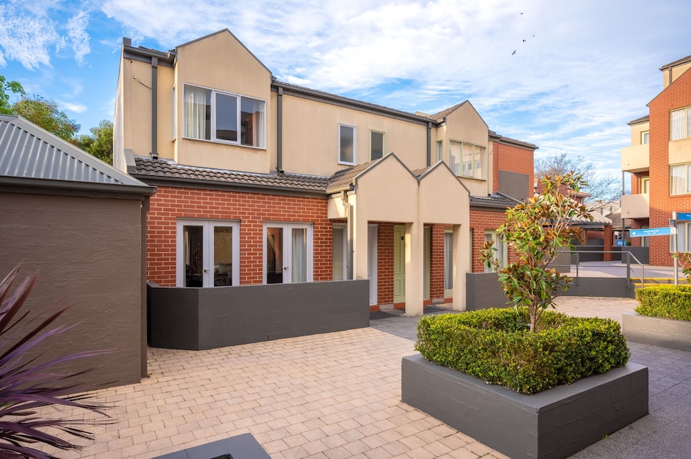 MainStay Suites Kew 58/60