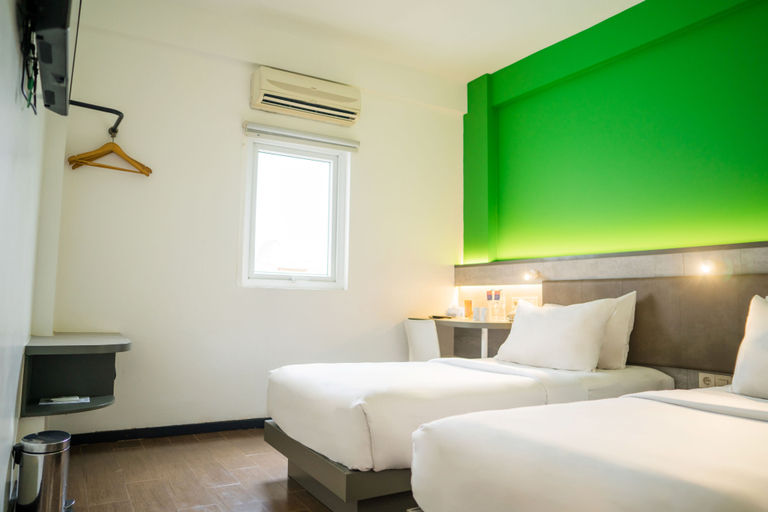 Smart, Twin Beds, Smoking