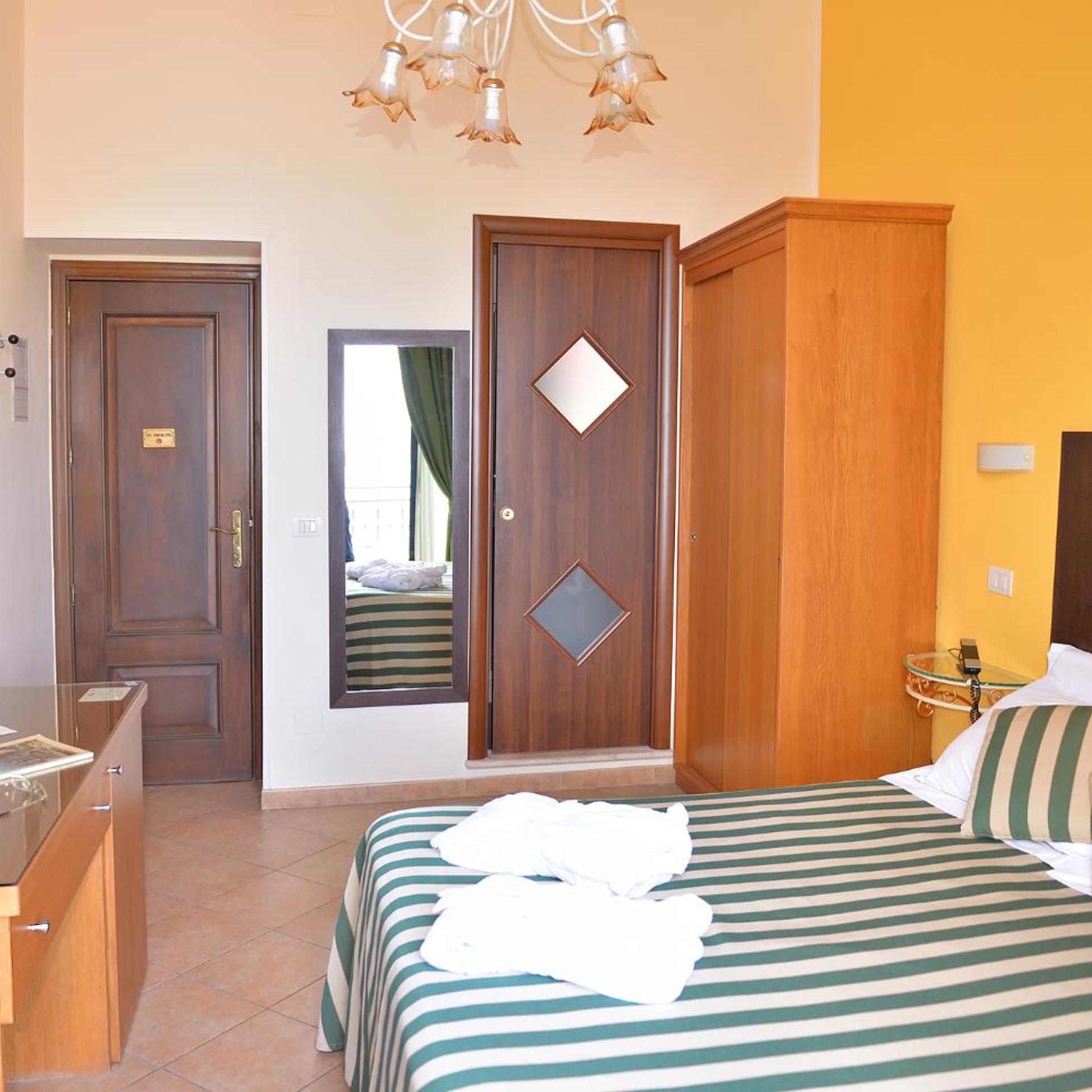 غرفة سوبيريور بسرير مزدوج بإطلالة على البحر بشرفة، Hotel La Pensione Svizzera 10/10