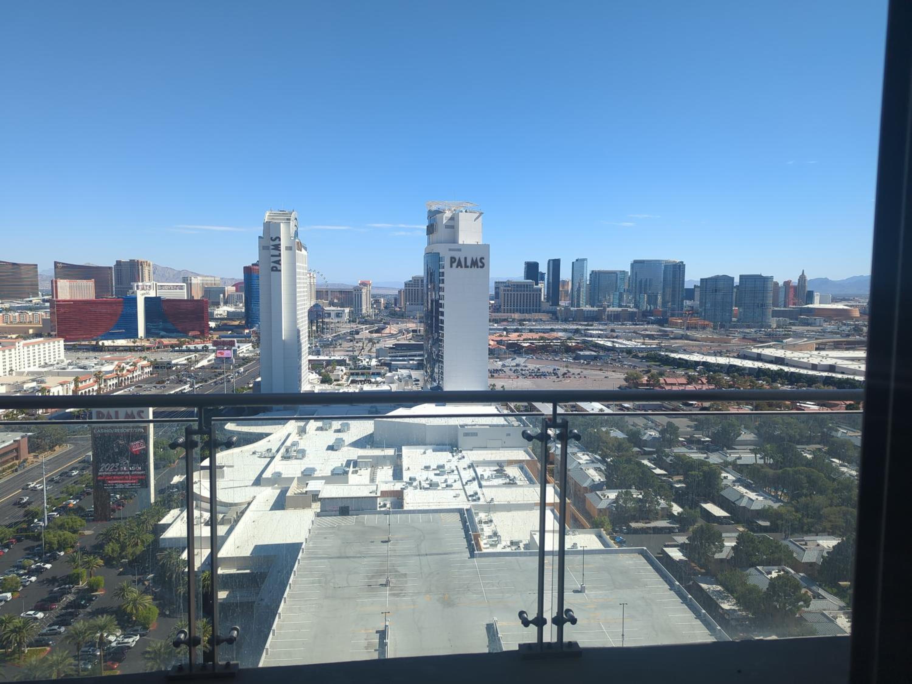 Luxury Hotel Suite With Private Strip View Balcony 7/13