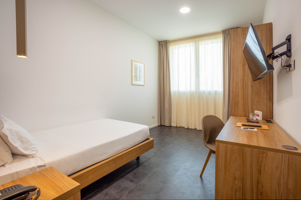 V Hotel 21/54