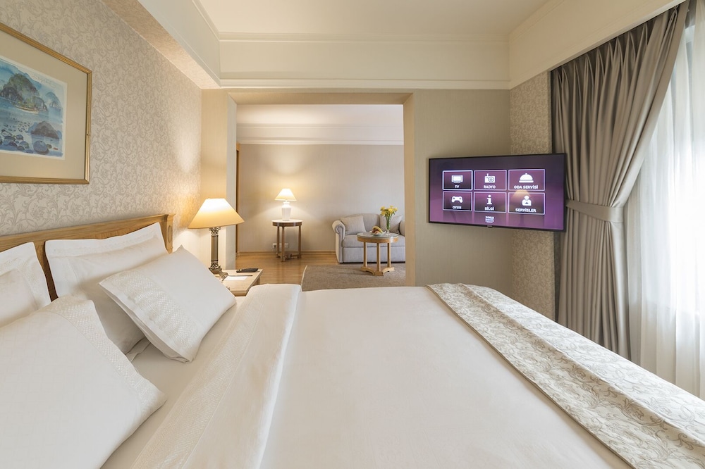 JUNIOR SUITE, QUEEN BED, CITY VIEW