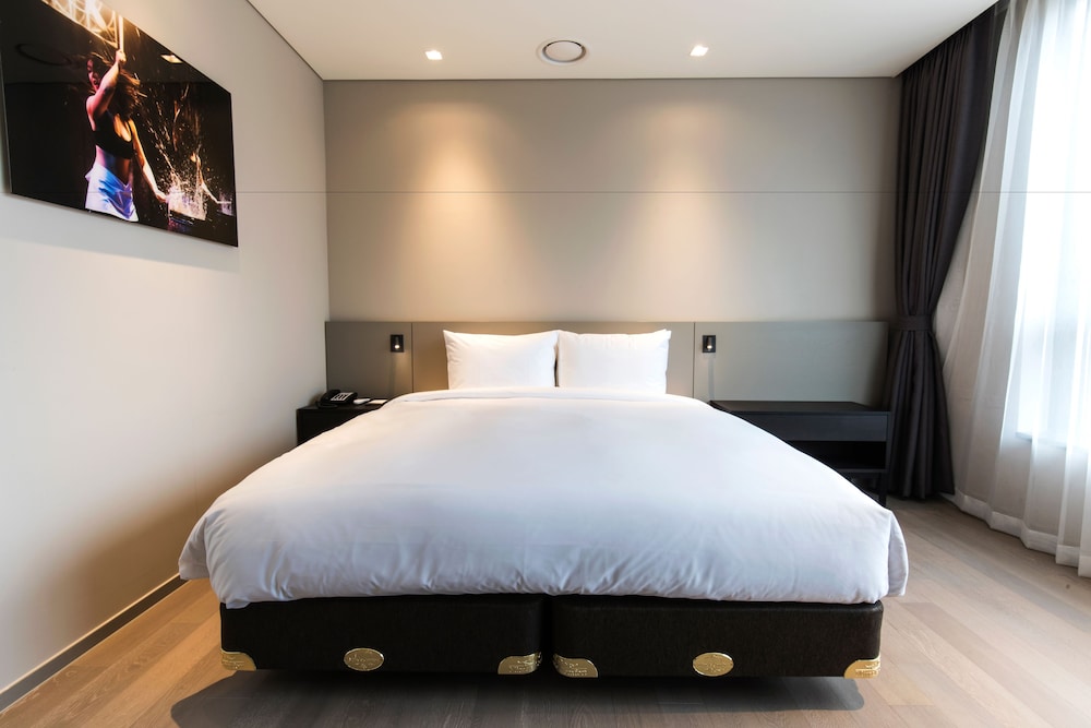 DELUXE, QUEEN BED