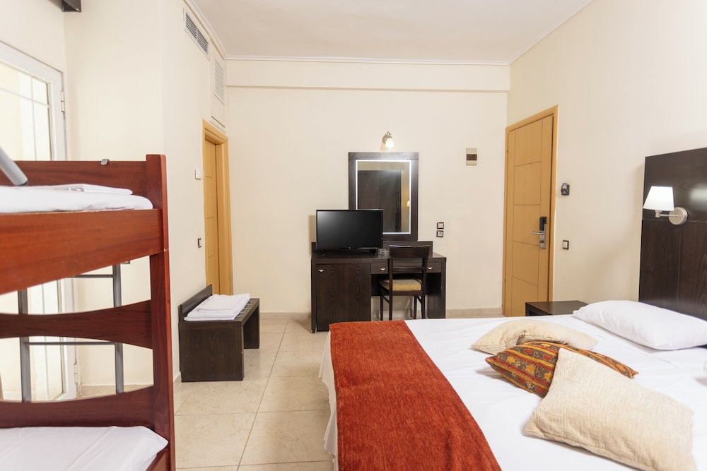 غرفة عائلية بسريرين منفصلين وسرير بطابقين، Hanioti Grandotel 7/9
