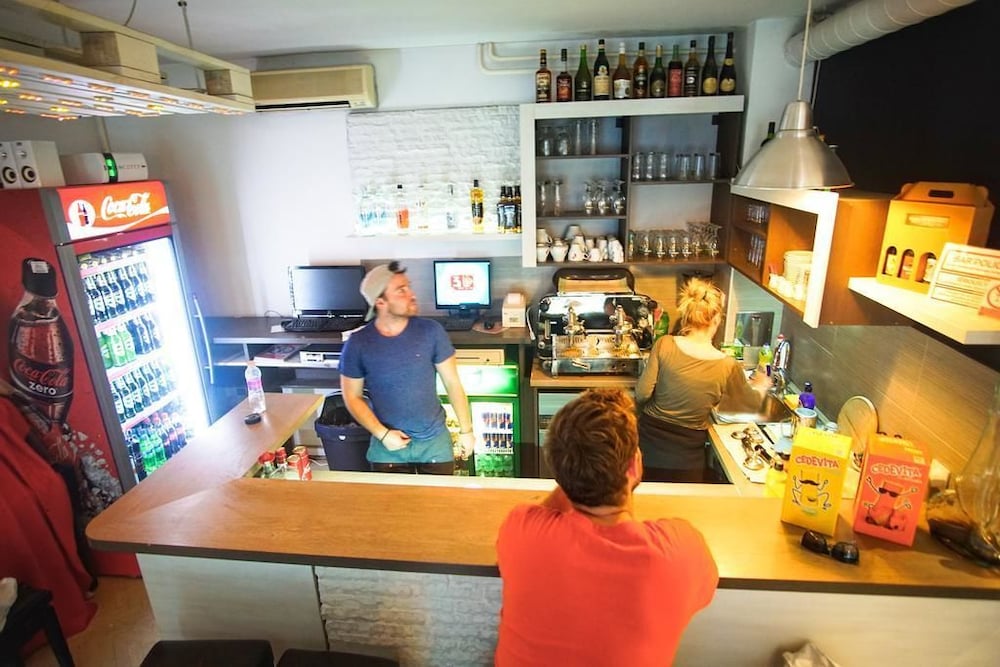 Whole Wide World Hostel & Bar 33/50