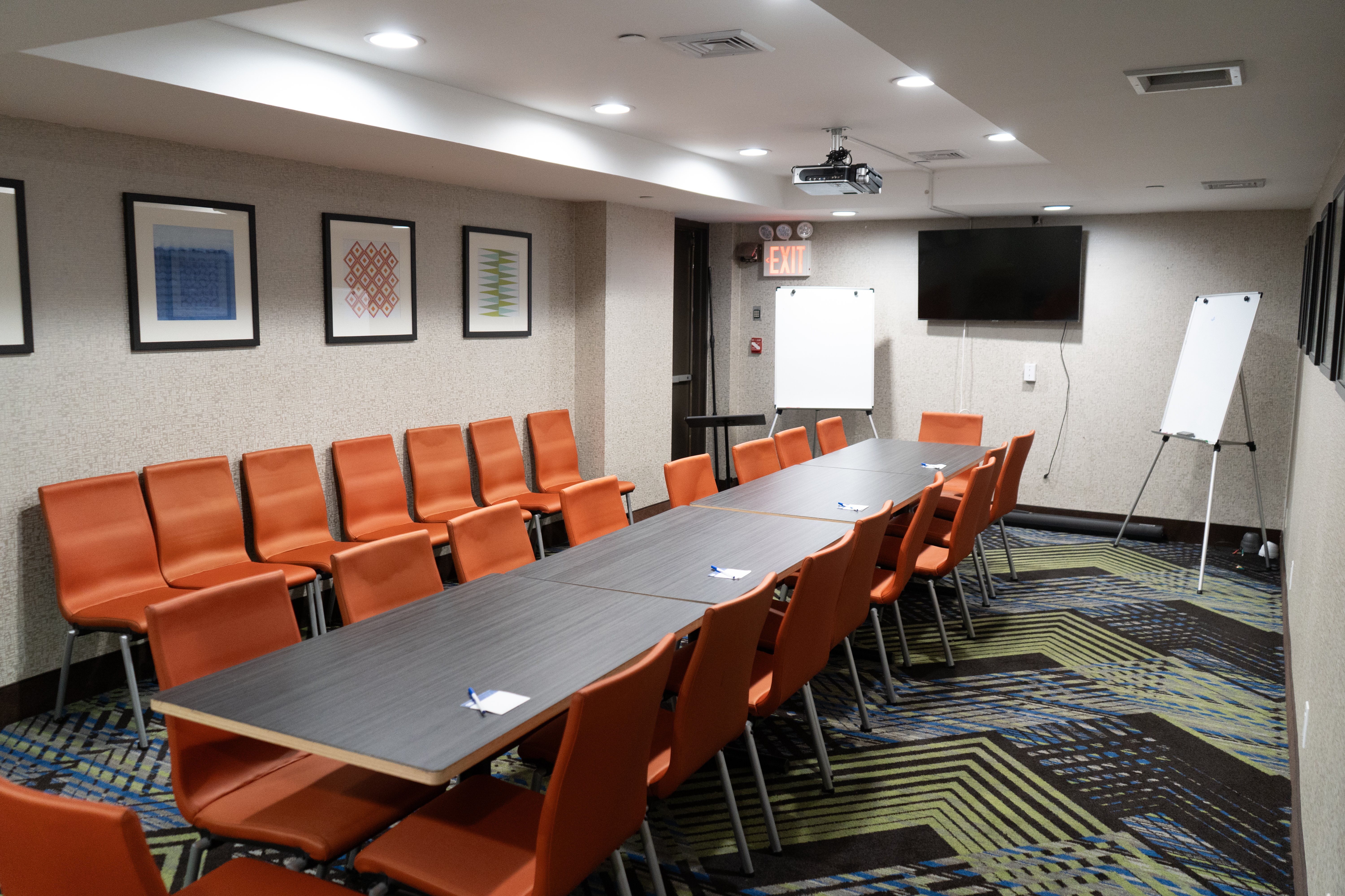 Holiday Inn Express Queens - Maspeth 55/65