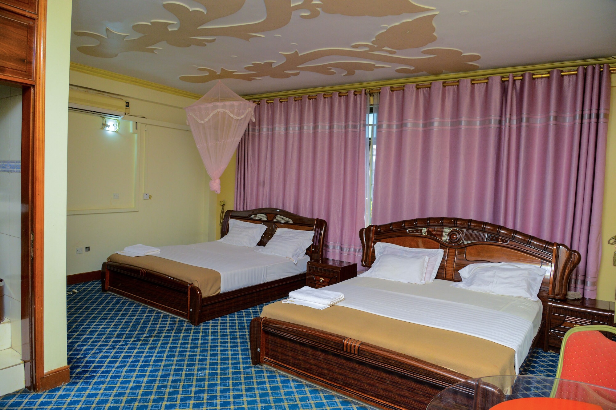 ROOM, TWIN BEDS