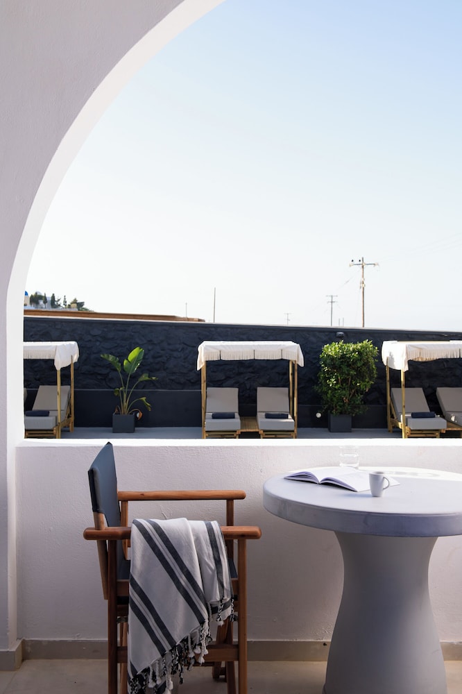 The Noverian Bios Santorini Boutique Hotel 12/78